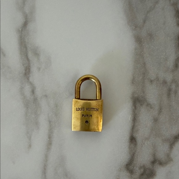 Louis Vuitton Luxurious Gold Lock - Picture 2 of 8